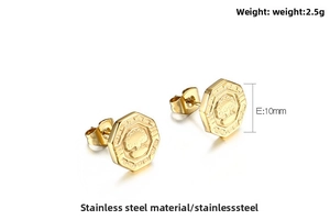 Détail macro des boucles d'oreilles hexagone dorées de 10mm en acier inoxydable poli