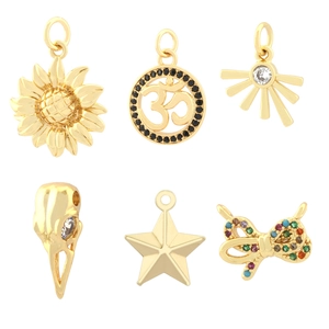 Set aus goldenen Metallanhängern mit Sonnenblume Schleife Stern und Zirkonstein Akzenten