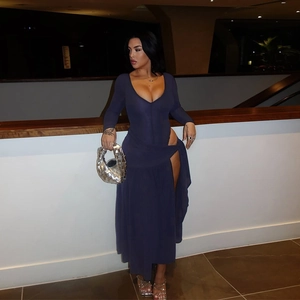 Robe sexy violet foncé à manches longues en mesh avec découpe en V et fente haute