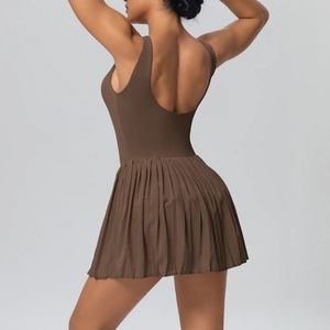 Détail de la robe de sport marron café avec dos en U et ourlet de jupe plissé fin