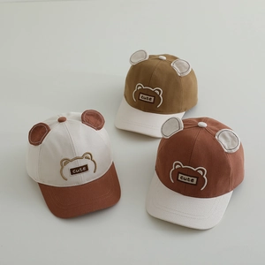 Trois jolies casquettes bébé avec oreilles d'ours et broderie aux tons terreux