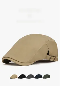 Détail de la casquette vintage avec boucle en métal et texture en coton dense