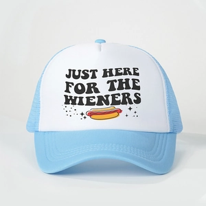 Cappellino trucker blu e bianco con testo Just Here For The Wieners e grafica hotdog