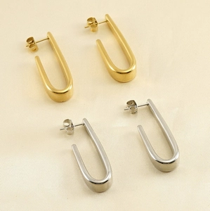 Vue détaillée des boucles d'oreilles en acier inoxydable en forme de U or et argent