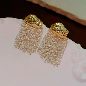 Détail de la base plaquée or avec glands à chaîne argentée sur boucles d'oreilles