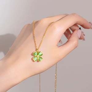 Elegante collana d'oro con ciondolo a quadrifoglio in pietra occhio di gatto verde
