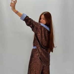 Ensemble marron foncé à paillettes avec haut à manches longues et pantalon chic