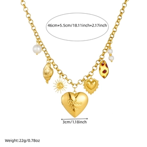 Collier en acier inoxydable doré avec pendentifs cœur léopard et soleil sur fond blanc