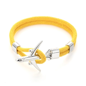 Dettaglio del bracciale in corda gialla con chiusura a forma di aereo in argento lucido
