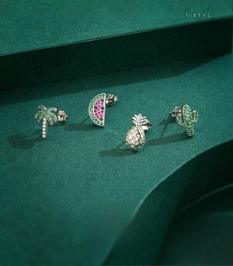 Gros plan de boucles d'oreilles en argent 925 avec motifs tropicaux et zircons colorés