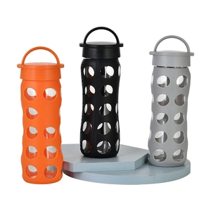 Vue détaillée de bouteilles en verre borosilicaté avec étuis en silicone et échelles en oz