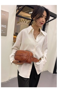 Sac banane en cuir PU marron porté en bandoulière sur mannequin avec texture plissée