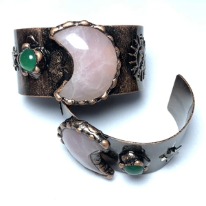 Detailansicht der Vintage-Bronze-Manschette mit rosa Mondstein und Sternenrelief
