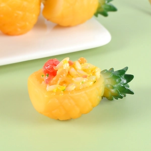 Modello in miniatura di riso fritto all'ananas con texture realistiche per casa delle bambole