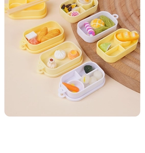 Detailweergave van miniatuur bento-boxen voor poppenhuizen met diverse hars-voedselmodellen