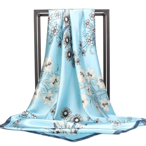 Carré de soie satiné bleu ciel 90cm élégant avec imprimé lys et tournesols