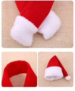 Détails d'un mini bonnet de Noël rouge en velours avec pompon blanc pour décoration