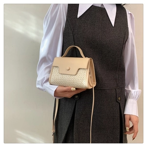 Détail d'un sac à main beige minimaliste en cuir PU tressé porté en bandoulière sur modèle