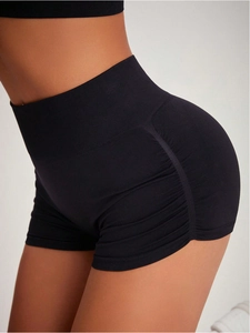 Nahaufnahme der schwarzen High-Waist-Yogashorts mit nahtlosem Strick und Push-up-Effekt