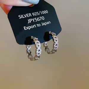 Orecchini a cerchio in argento sterling S925 con pavé di zirconi scintillanti