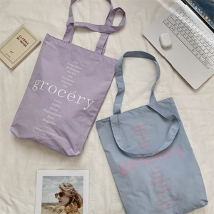 Vue à plat de sacs fourre-tout lavande et bleu avec imprimé floral et accessoires chic