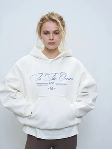Sweat à capuche oversize crème avec lettrage bleu pour un look streetwear épuré