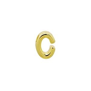 Dettaglio macro del ciondolo lettera C placcato oro 18k con superficie 3D lucida