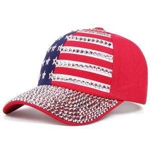 Détail macro des strass brillants et rivets sur une casquette motif drapeau USA