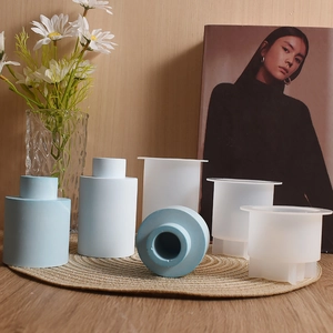 Vue détaillée des moules en silicone cylindriques pour bougeoirs en résine et plâtre DIY