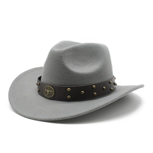 Vue détaillée du chapeau de cowboy gris avec bandeau cuir et emblème métallique de taureau