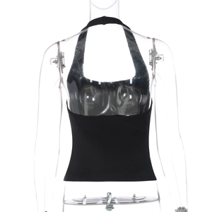 Vue détaillée d'un crop top dos nu noir à licou avec texture en maille extensible