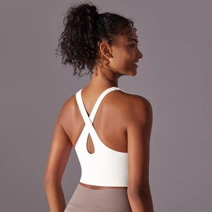 Vue détaillée du dos d'un brassière de sport blanche avec design élégant à bretelles croisées