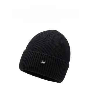 Détail du bonnet en maille côtelée noire avec broderie ny blanche sur écusson