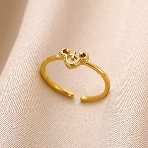 Gros plan sur une bague tortue dorée avec bords perlés et anneau ajustable sur soie