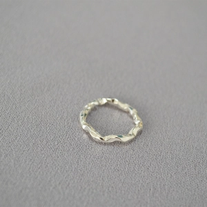 Verstellbarer minimalistischer Silberring mit Hammerschlag-Wellenstruktur und Metallglanz