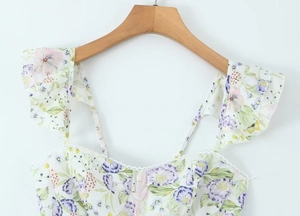 Détail du col en dentelle et imprimé floral violet sur tissu léger de la robe