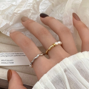 Set de anillos minimalistas de perlas de agua dulce con bandas onduladas de oro y plata