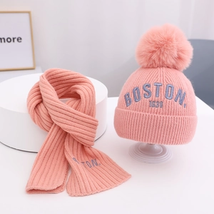 Detail von rosa Strickmütze und Schal Set für Babys mit Stickerei und Bommel