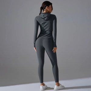 Vista posteriore del set da yoga grigio scuro con giacca con cappuccio e legging