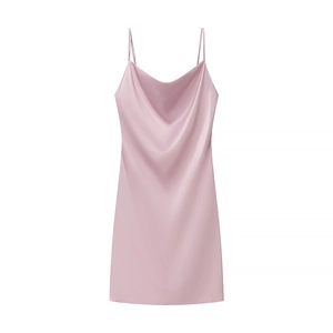 Dettaglio dell'abito sottoveste in raso rosa con elegante scollo a cappuccio drappeggiato