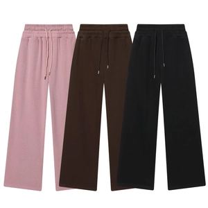 Détail à plat de pantalons de jogging en velours rose, marron et noir avec cordon de serrage