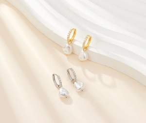 Gros plan détaillé de boucles d'oreilles en argent S925 avec perles et zircons