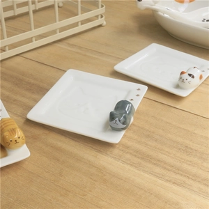Close-up of a white ceramic cat-themed soy sauce dish with a 3D hand-painted kitten figurine