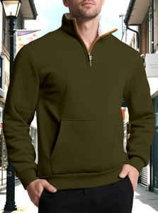 Dettaglio felpa con cappuccio verde militare con mezza zip, tasca a marsupio e polsini