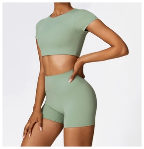 Gros plan sur l'ensemble de yoga vert sauge avec short taille haute et haut court sport