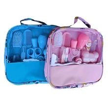 Baby-Pflegeset in Blau und Rosa mit Nagelknipsern und Nasensaugern in Reißverschlusstaschen