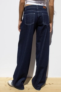 Détail des poches arrière et du patch en cuir sur le jean taille haute à jambe large
