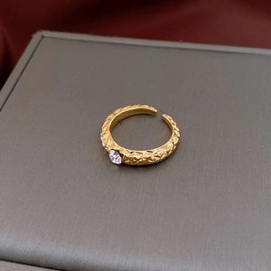 Détail macro de la bague géométrique plaquée or avec une pierre de zircone brillante