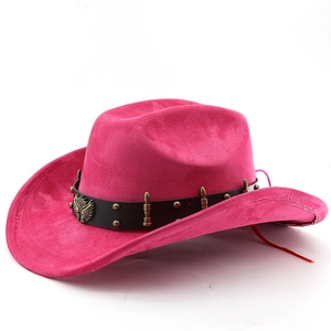 Dettaglio cappello cowboy scamosciato rosa con fascia in pelle e borchie