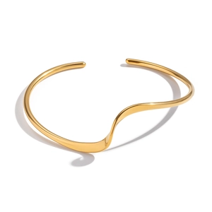 Polished 18K gold plated stainless steel wave choker necklace with sleek curved design
